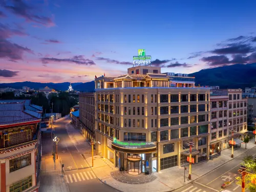 Holiday Inn Express Ganzi by IHG - Parkplatz