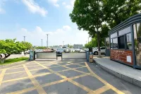 Wenjing Yuelan Hotel (Near Wang Family Courtyard Ticket Office) - parking