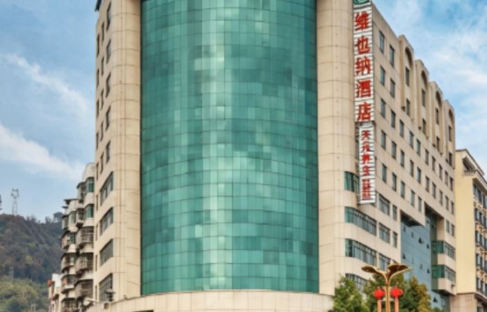 Vienna Hotel (Nandan Dongtian Jiuhai Scenic Area Jinfurong Square Branch)