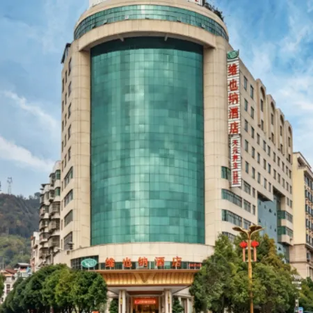 Vienna Hotel (Nandan Dongtian Jiuhai Scenic Area Jinfurong Square Branch)