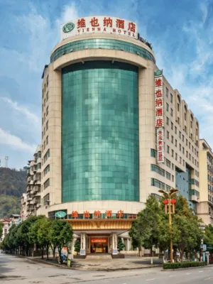 Vienna Hotel (Nandan Dongtian Jiuhai Scenic Area Jinfurong Square Branch) - Mountain view