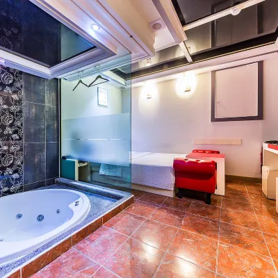 Incheon (Dongam) Picasso Hotels near متجر الايف متعدد الأقسام