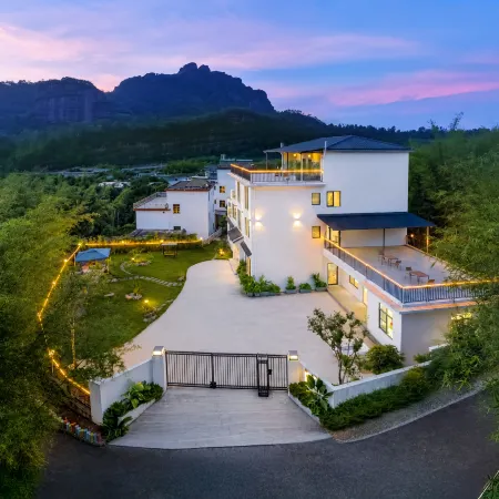 Dan‑Mountain Bamboo Retreat Vacation Villa