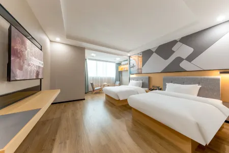 Chonpines Hotel (Shishi City Government Dehui Square store)