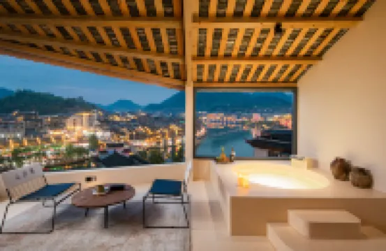 Shanheshi 360° Panoramic Skyview Guesthouse (Zhenyuan Ancient Town)