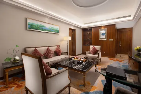 Grand Rezen Hotel Omiga Отели рядом с достопримечательностью «Wuling Square»