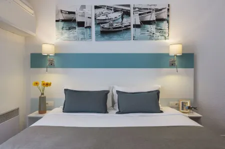 RockyPop Marseille Hôtel Отели рядом с достопримечательностью «Arc de Triomphe ( Porte d'Aix )»