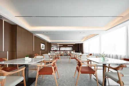 Atour Hotel Danyang Railway Station Отели в г. Даньян