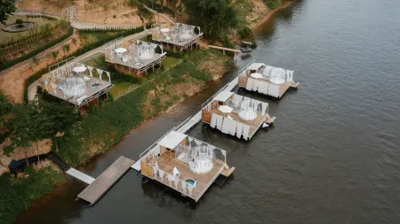 The Three Bubble Houses Отели в г. Сай-Йок