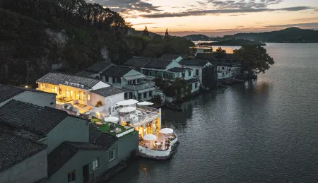 Jiujian Tang Yiya Artcafe Homestay Отели рядом с достопримечательностью «Dongqian Lake Xiaoputuo»