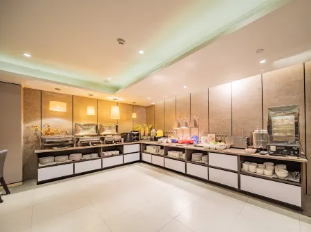 Homeinn Plus Hotel (Chengdu East Railway Station Chengyu Interchange Subway Station) Отели рядом с достопримечательностью «Sichuan Normal University (East Campus)»