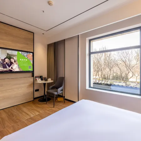 GreenTree Inn Express Hotel (Lanzhou West Railway Station Lily Park)