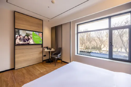 GreenTree Inn Express Hotel (Lanzhou West Railway Station Lily Park)