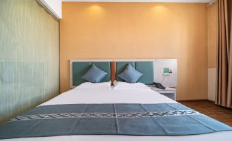 Luohe Jingyue creative Hotel