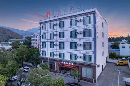 Heyue Hotel (Linyi Yunxian High speed Railway Station Store) Отели в г. Юньсянь