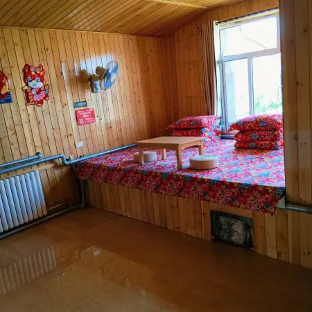 Country Farmhouse (North Pole Village)