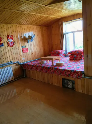 Country Farmhouse (North Pole Village)
