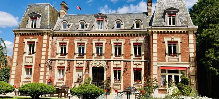 Logis Hôtel Château Corneille Hotels in Ylä-Normandia