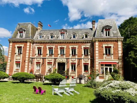 Logis Hôtel Château Corneille Hoteles en 