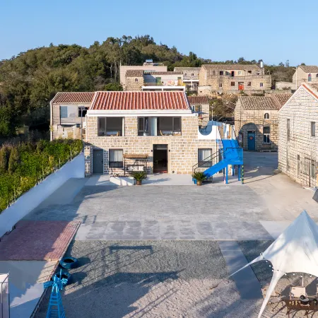 Mountain-Lake-Sea Villa