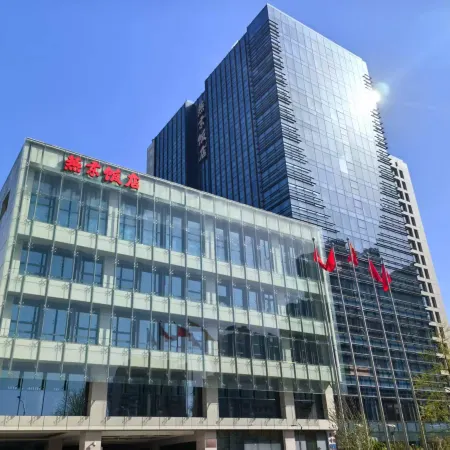 YANGJING HOTEL Отели рядом с достопримечательностью «Станция метро Fuxingmen»
