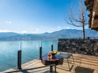 瀘沽湖嵐嶼|親水木屋湖景度假美宿（洛窪碼頭店）