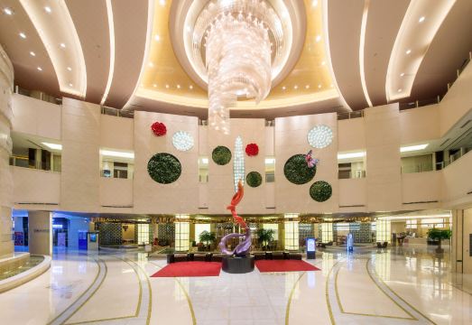 린이 루상 풀먼 호텔의 친절한 직원 응대 모습