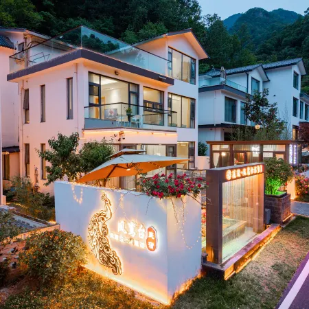 Floral Hotel· Fengxutai Hot Spring Hotel(Laojunshan Yunjing Cableway Branch)