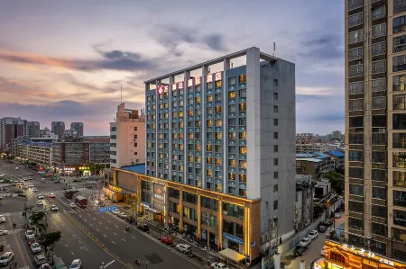 Wanshida International Hotel (Xiaogan High-speed Railway East Station) Отели рядом с достопримечательностью «Hubei Institute of Engineering College of Technology»