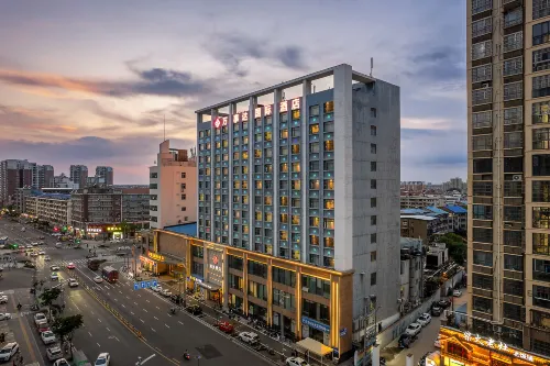 Wanshida International Hotel (Xiaogan High-speed Railway East Station) Hotels in Xiaogan