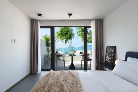 Borrow tea and ask for a home stay with tea and sea view