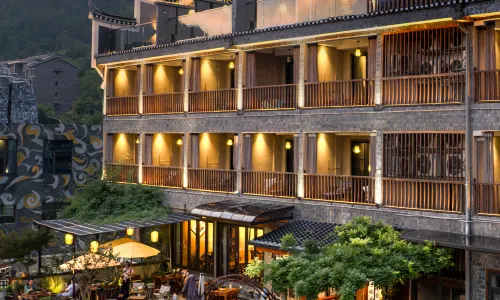 Phoenix is waiting for you | San Sheng San San · 180 ° River View Courtyard Homestay