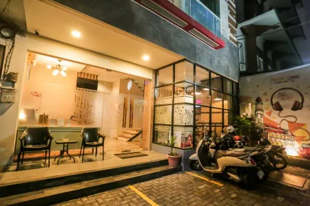Front One Cabin Hotel Semarang Отели рядом с достопримечательностью «Лима»