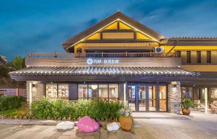 Floral Baihe Left Bank Homestay (Changbai Mountain North Slope Distribution Center Enduli)