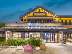 Floral Baihe Left Bank Homestay (Changbai Mountain North Slope Distribution Center Enduli)