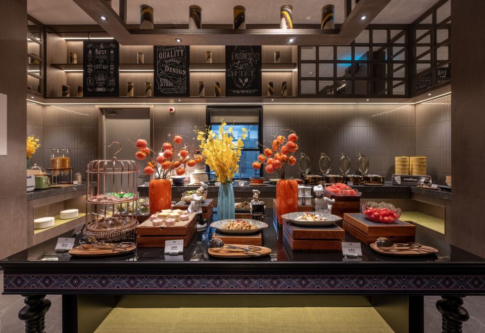 TRUE GO Hotel의 깨끗하게 정돈된 호텔 침대 이미지