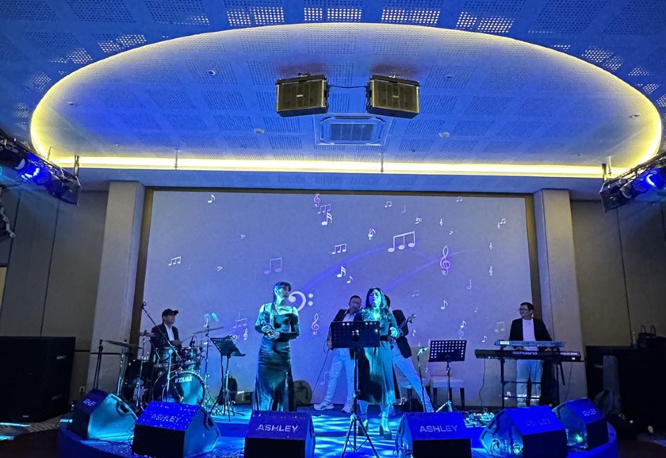 [그랜드 위즈 호텔 프락시스 수라바야의 현대적인 로비 공간]