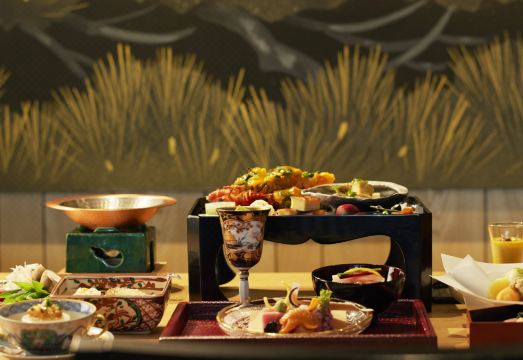 와쿠 나리타산몬젠 내부 전경