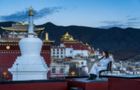 松贊林裏雪山湖泊景觀ホテル（香格里拉松贊林寺観光地內）