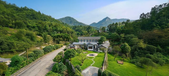Mountain Breeze as the Vein. Forest Private Hot Spring Outdoor Themed Homestay 峨眉山のホテル