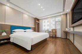 Lian Hotel (Zhaotong Jinhai Building Materials and Home Furnishing City Hejing Plaza Branch)