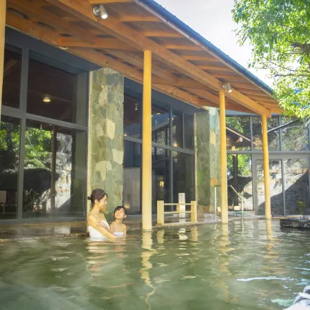 Ooedo Onsen Monogatari Premium Shirahama Gyoen（Old:Yukai Resort Premium Shirahama Gyoen） Отели рядом с достопримечательностью «Пляж Сирарахама»