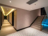 The Henry Glass House Clark Hotels near Aqua Planet
