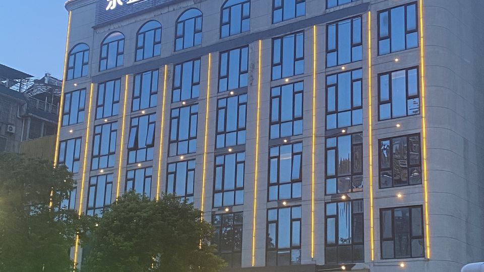 Dongyi Hotel (Yueyang Jinwei City Plaza)