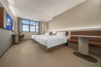 HanTing Hotel (Weinan Fuping Shuangchuang Building) - parking