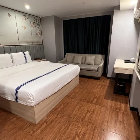 Jinfeng Light Hotel (Yangchun Municipal Government Bus Terminal)