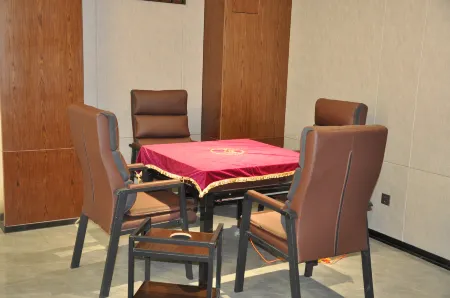 Weina International Hotel (Lanzhou Anning Zhonghai Plaza) Отели рядом с достопримечательностью «Zhixing College of Northwest Normal University»