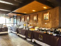 Hotel M Chiang Mai Các khách sạn gần Cổng Ta Phae