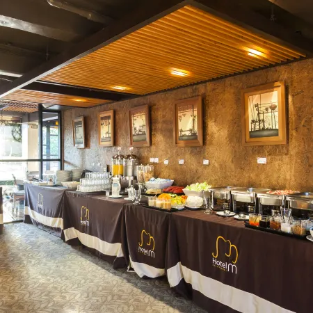 Hotel M Chiang Mai Отели рядом с достопримечательностью «Ворота Тхапе»