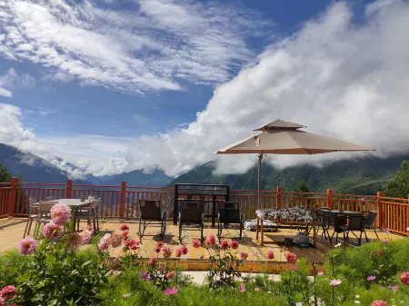 Danba Yunting Time Inn (Jiaju Village No. 5 Observation Deck Store)